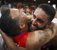 Javier Mojica se confunde en un abrazo con un aficionado de los Vaqueros en medio de la celebración tras ganar el campeonato 2022 del BSN en San Germán.