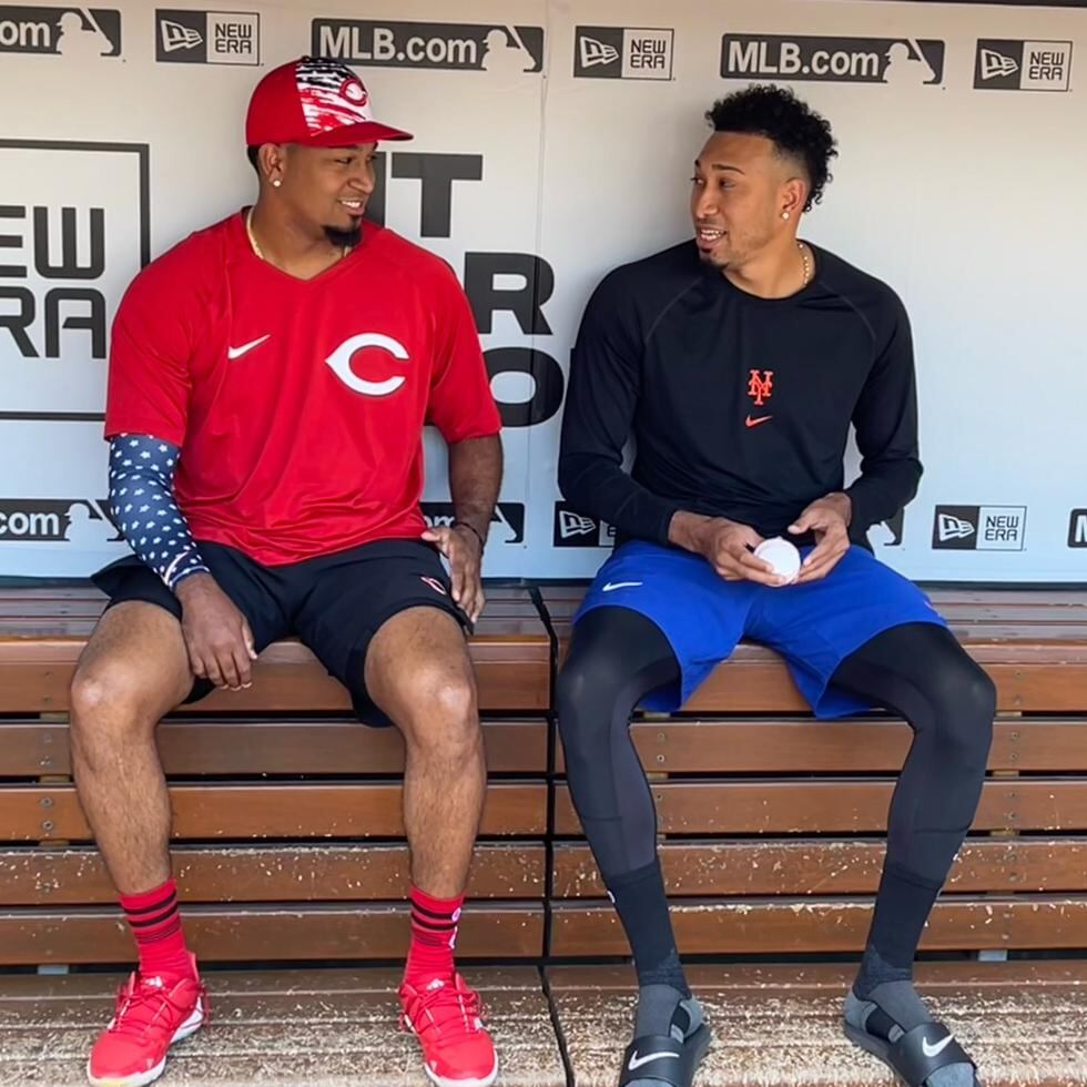 De izquierda a derecha, Alexis conversa con su hermano Edwin en uno de los dugouts horas antes del inicio de la serie entre Mets y Reds.