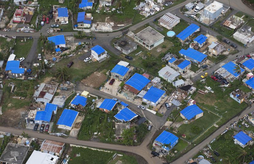 Imagen aérea que muestra los toldos instalados en un barrio de Dorado. (GFR Media)