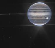 Imagen de Júpiter obtenida por el telescopio espacial James Webb el 27 de julio de 2022. Los anillos del planeta y algunos de sus pequeños satélites son visibles junto con las galaxias de fondo.