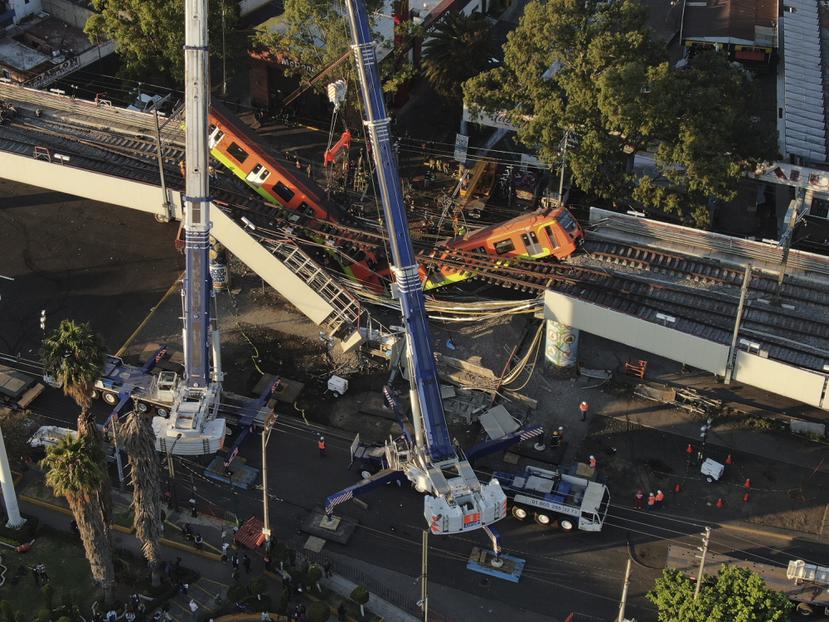 Vista aérea de vagones del metro colgando desde una sección elevada colapsada en la Ciudad de México. La sección elevada del metro de la Ciudad de México colapsó el lunes por la noche matando al menos a 23 personas.