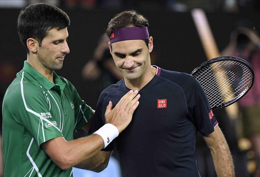 Roger Federer (derecha) felicita a Novak Djokovic por su victoria en la semifinal del Abierto de Australia. (AP)