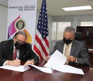 Desde la izquierda: El acuerdo fue suscrito por el director ejecutivo del Centro de Recaudación de Ingresos Municipales (CRIM), Reinaldo Paniagua Látimer, y por el administrador de la Corporación del Fondo del Seguro del Estado, Jesús Rodríguez Rosa.