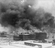 Esta imagen de 1921, facilitada por la Biblioteca del Congreso, muestra enormes columnas de humo que se elevan sobre Tulsa, Oklahoma, durante el ataque y masacre que cometió una turba blanca contra población negra.