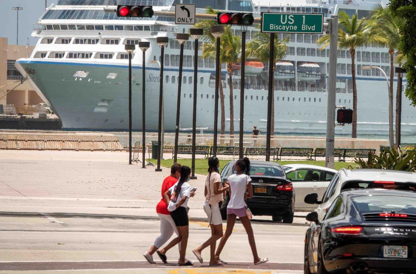 Un grupo de personas camina por Downtown Miami. (EFE)