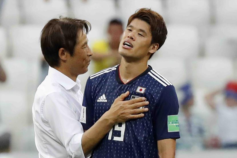 Akira Nishino, dirigente de Japón, celebra el pase a octavos con el jugador Hiroki Sakai. (AP)