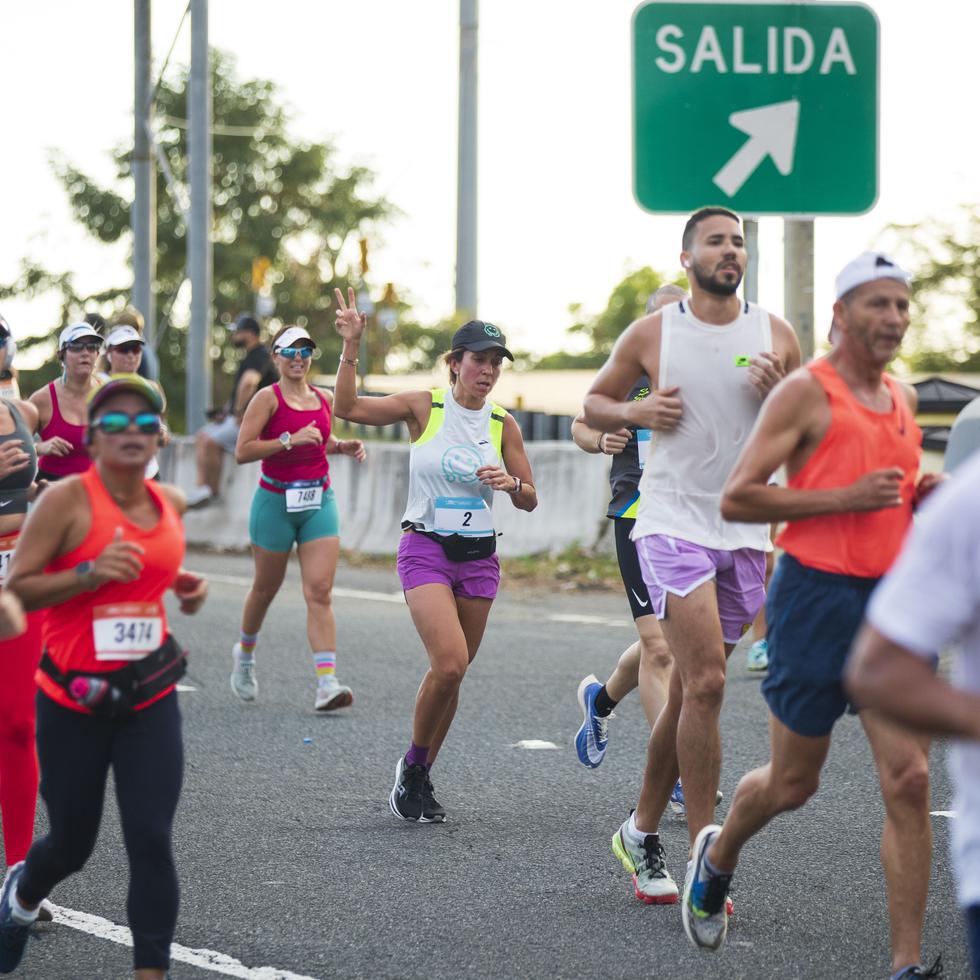 Al centro, Alexandra Fuentes participa de la carrera en el Puente Teodoro Moscoso.