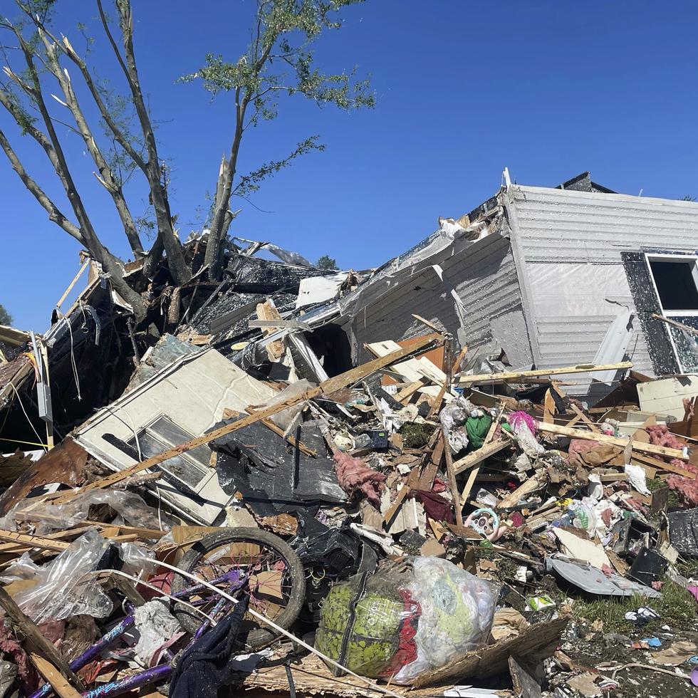 Dos tornados azotaron una ciudad de Michigan y destruyeron viviendas y edificios comerciales, incluida una instalación de FedEx.