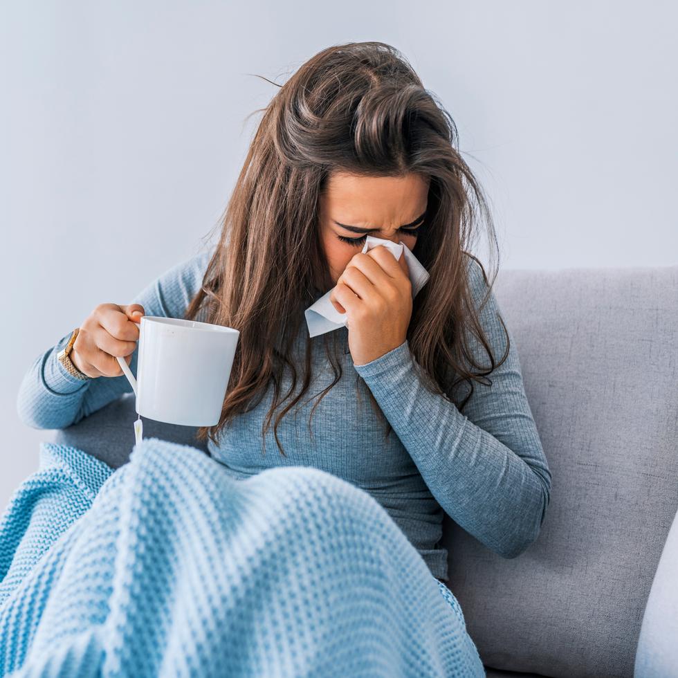 Fiebre, dolor de cabeza y tos son algunos síntomas del virus de la influenza. (Shutterstock)
