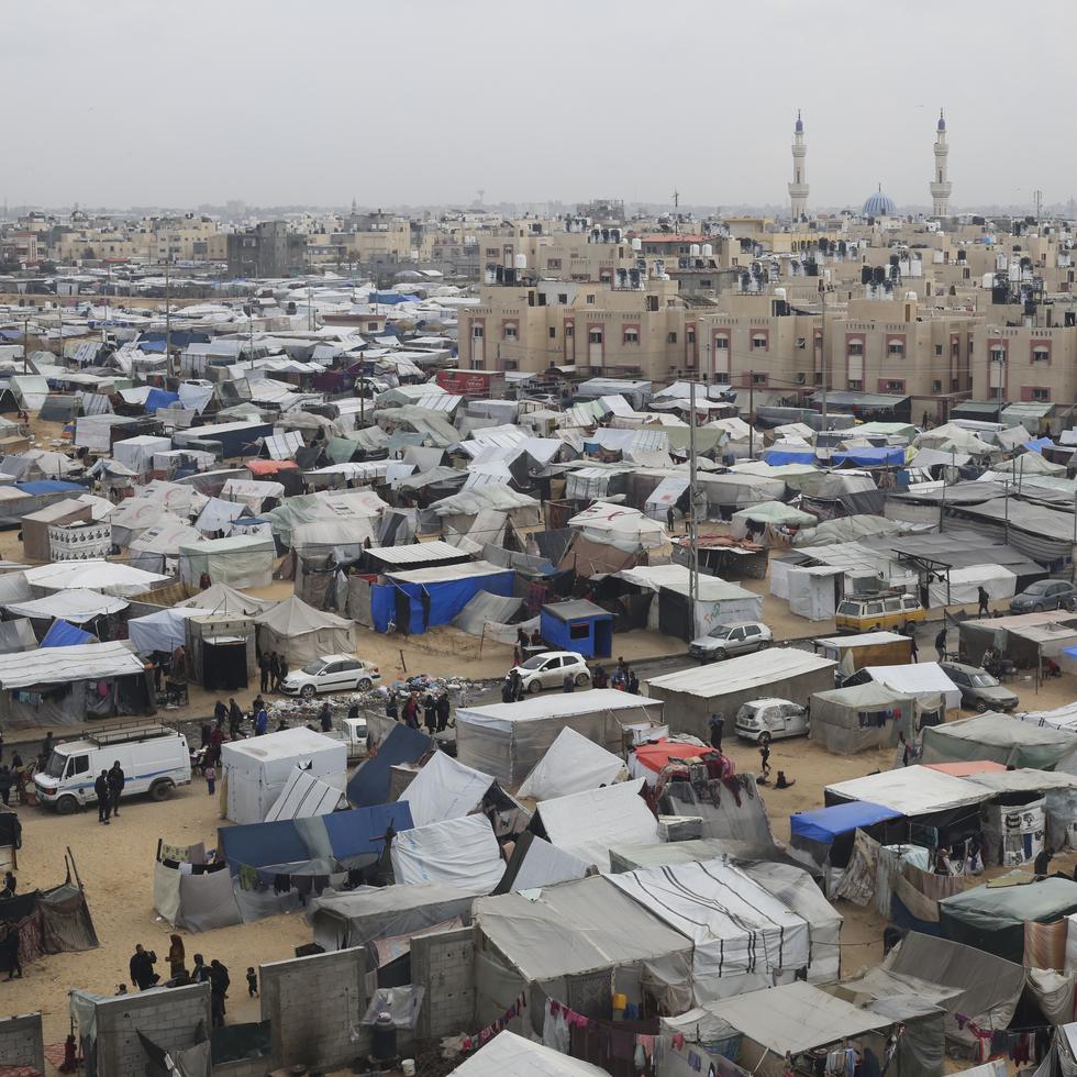 Un campamento de carpas aloja a palestinos desplazados por la ofensiva israelí en Rafah, Franja de Gaza