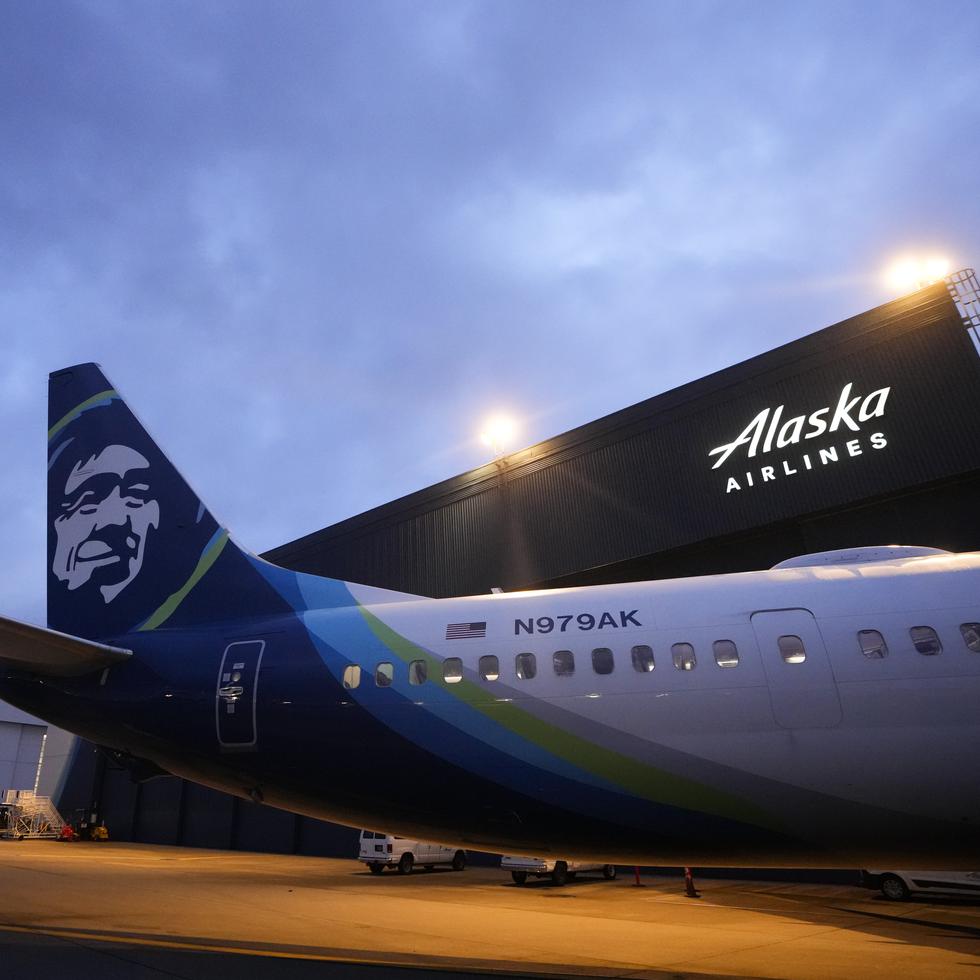 Un avión Boeing 737 Max 9  de Alaska Airlines aguarda la inspección en el hangar de la aerolínea en el Aeropuerto Internacional Seattle-Tacoma, en Washington.