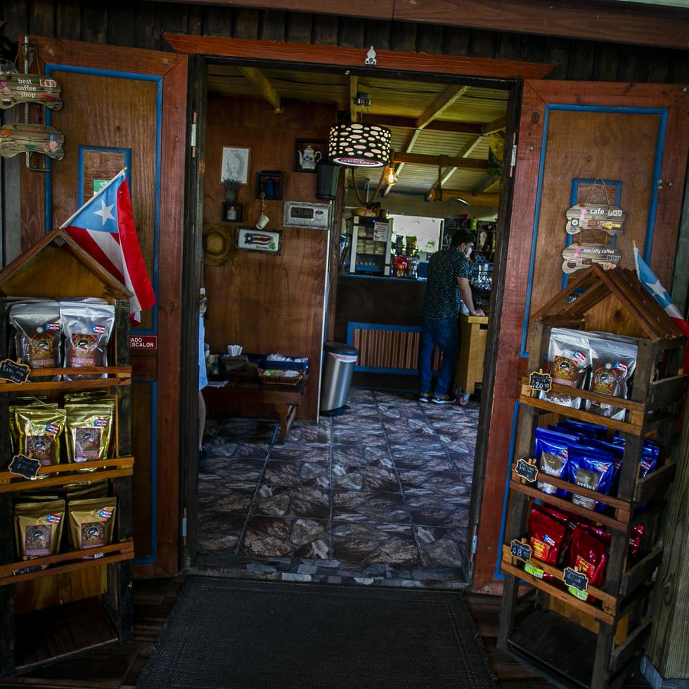 For the owner of the K-feína coffee shop in Manatí, the concept “from the farm to the cup” is not an advertising refrain but a real experience for customers.