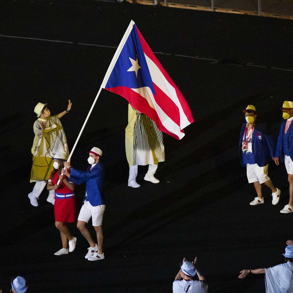 Delegación de Puerto Rico en la apertura de los Juegos Olímpicos Tokio 2020, con los primos Adriana Díaz y Brian Afanador como abanderados.