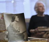 Lolita Laporta, la ex modelo de Balenciaga, tras soplar las velas del pastel que marcan los 103 años que esta veteranísima maniquí -así se llamaban entonces-, cumple hoy en su piso de Barcelona, donde aún se maneja sola.