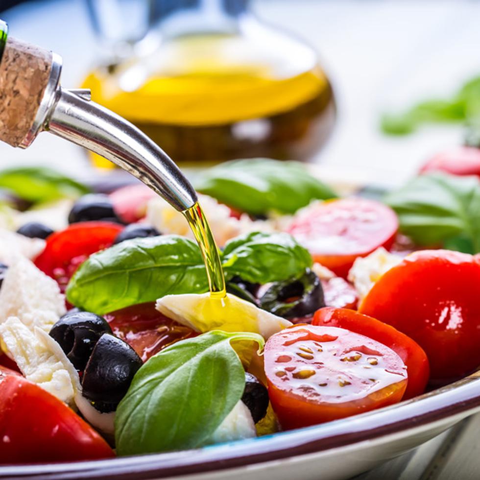 El aceite de oliva es la fuente principal de grasa empleada en la dieta mediterránea. (Shutterstock)