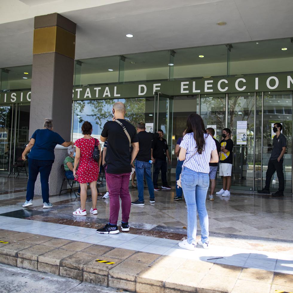 Varias personas hacen fila en sede de la Comisión Estatal de Elecciones, en Hato Rey, durante el último día para sacar la tarjeta electoral para los comicios del 2020.