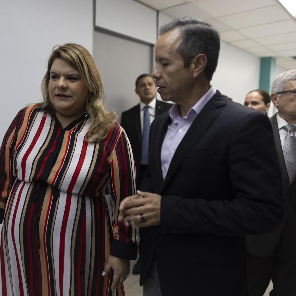 La comisionada residente Jenniffer González, junto al alcalde de San Juan. Miguel Romero, visitó el laboratorio especializado en VIH-SIDA, en Santurce.