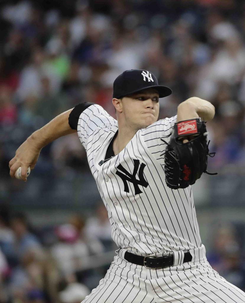 El lanzador Sonny Gray permanecerá en los Yankees por 6.5 millones. (AP)