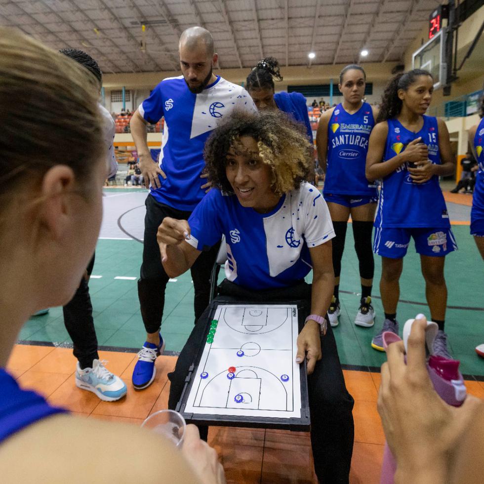 Carla Cortijo imparte instrucciones durante un partido entre Cangrejeras y Ganaderas.