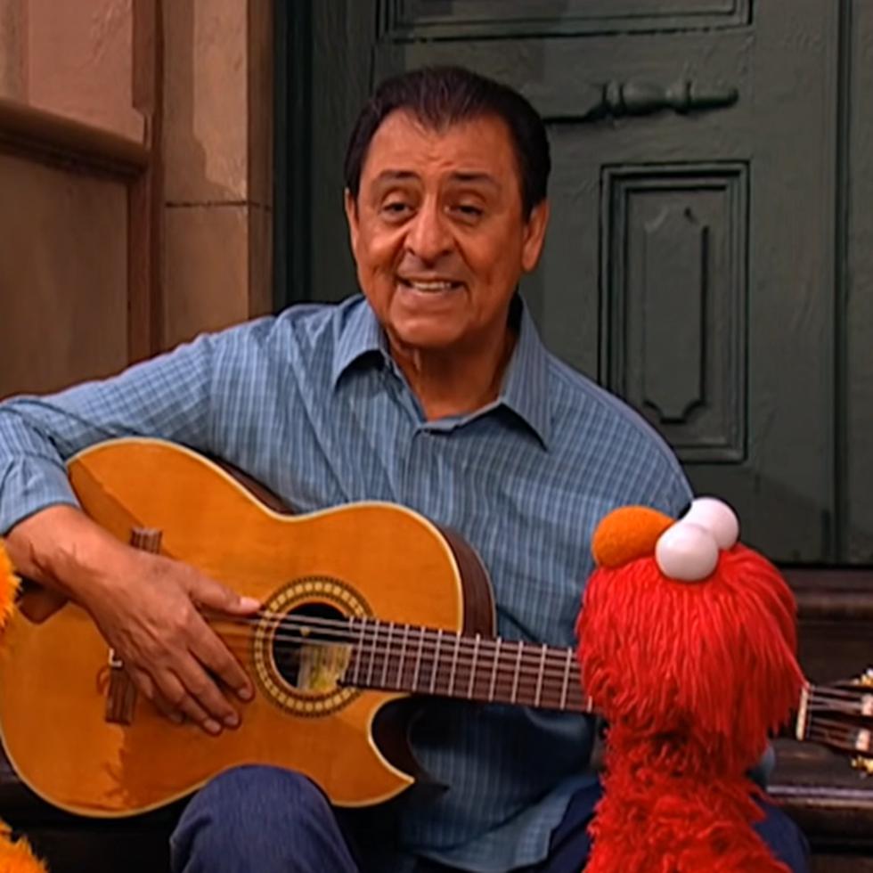 Emilio Delgado mientras interpreta a Luis en un episodio de "Sesame Street".