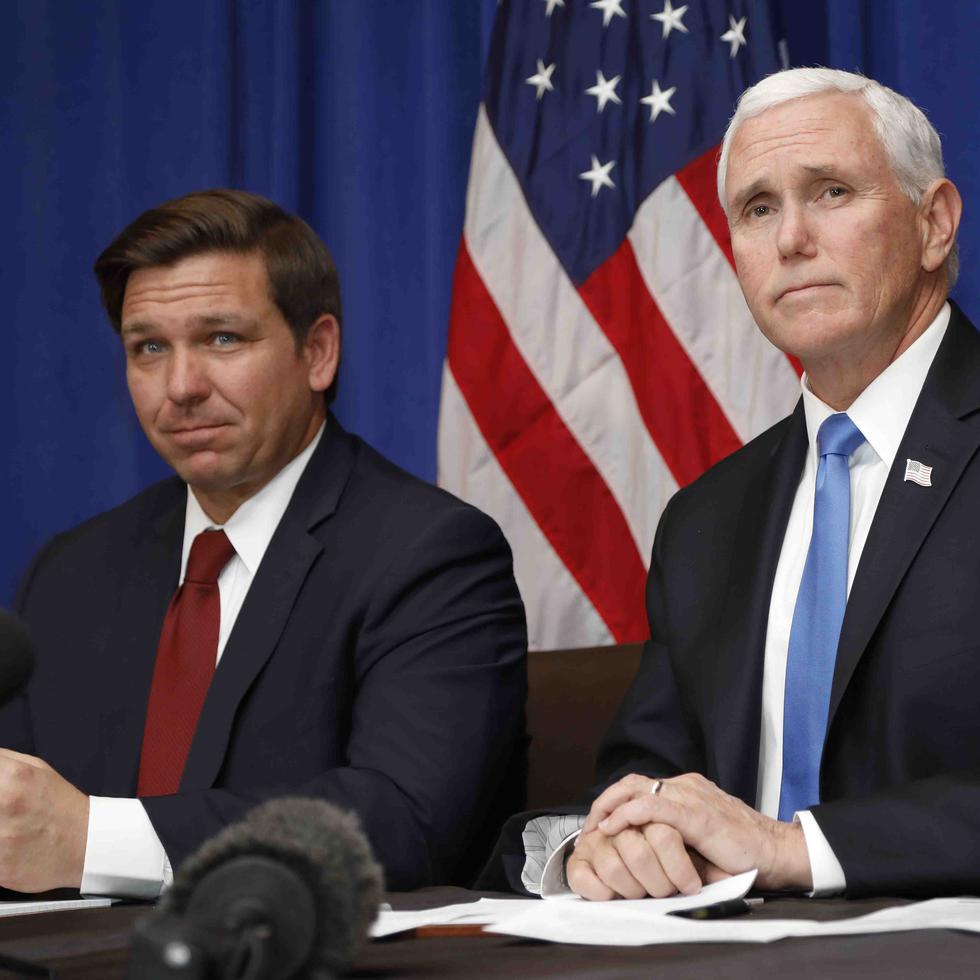 Ron DeSantis, izquierda, junto al vicepresidente Mike Pence durante una conferencia de prensa sobre el coronavirus en Florida. (AP / Terry Renna)