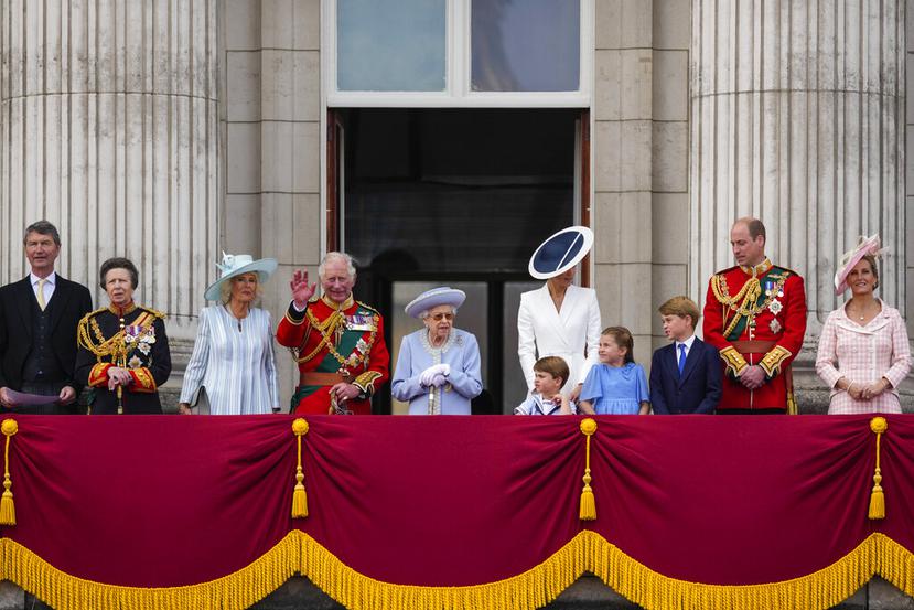 Algunos de los miembros de la familia real británica posan en el balcón del Palacio de Buckingham en junio de 2022.