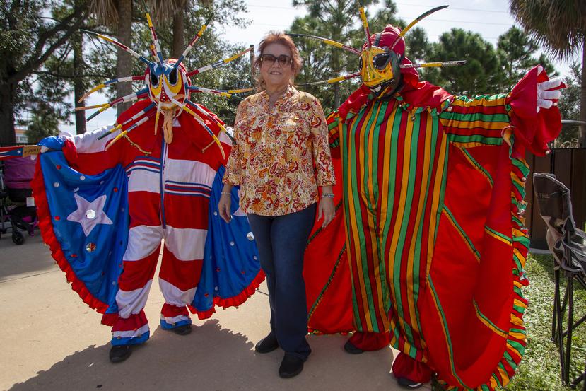 Una de las asistentes al Festival de Bomba y Plena en Tampa, Florida, posa junto a los vejigantes.