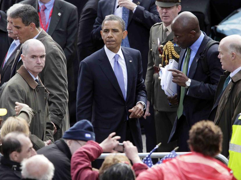 El Servicio Secreto investiga a Mark Connolly (a la izquierda, mirando al público), quien es subjefe de seguridad de Obama, por un choque contra una barrera de seguridad cerca de Casa Blanca. (AP / Carolyn Kaster)