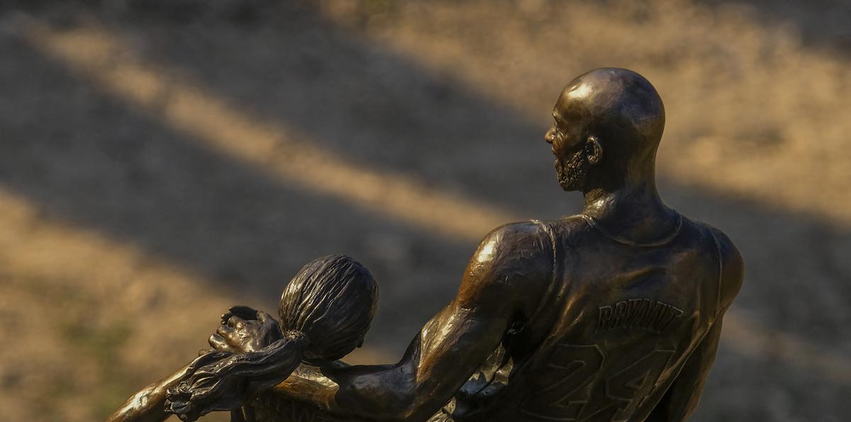 La escultura en honor a Kobe Bryant y su hija, fue colocada justo en el lugar del accidente de helicóptero en Calabasas, California.