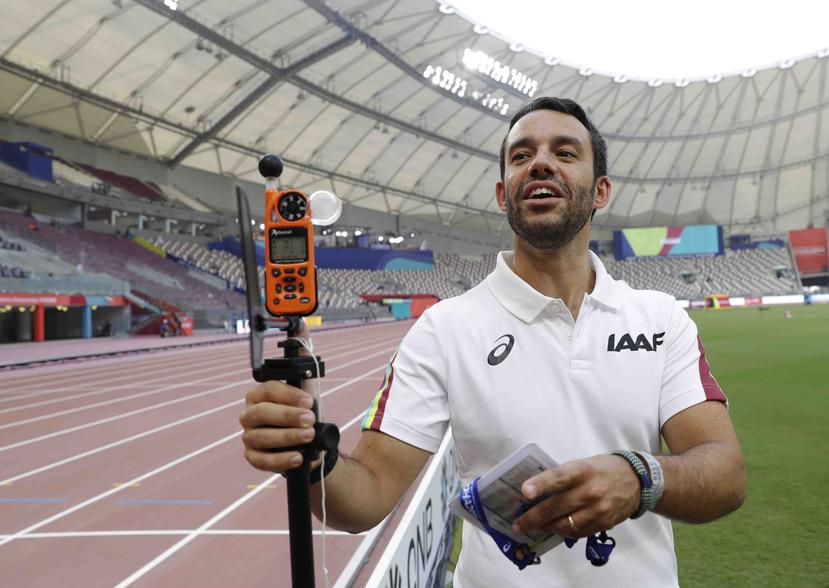 El doctor Paolo Adami explica el uso de un sensor de calor en el Mundial de atletismo, el lunes 30 de septiembre de 2019, en Doha, Qatar, el lunes 30 de septiembre de 2019. (AP)