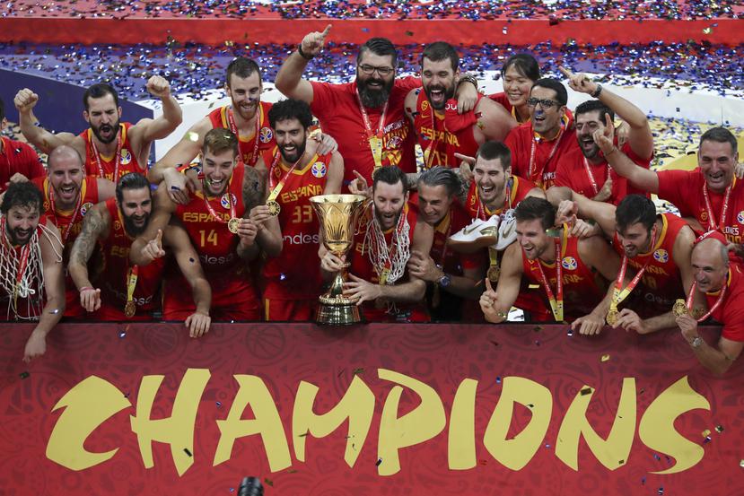 Los miembros de la selección nacional española celebran su título en el Mundial de Baloncesto de 2019 en China.