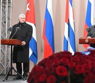El presidente de Cuba, Miguel Díaz-Canel (izquierda), y el presidente de Rusia, Vladimir Putin (derecha), asisten a la ceremonia de inauguración de un monumento a Fidel Castro en Moscú.