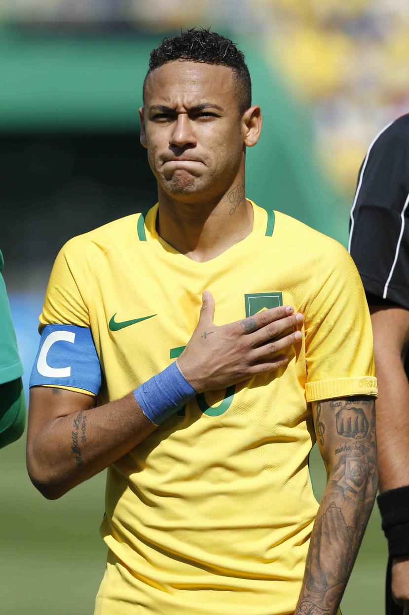 Neymar se quejó de dolor en el pecho y falta de aire tras chocar con el portero de Honduras. (AP)