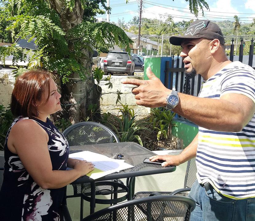Nerma Albertorio Barnés, directora ejecutiva del CpE, mientras conversa con uno de los empresarios que se benefició de los servicios que ofrece la organización. (Suministrada)