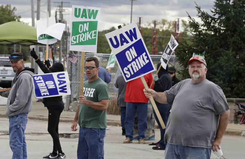 John Kirk, derecha, quien trabaja para General Motors desde hace 20 años, protesta junto a compañeros de trabajo afuera de la División de Fabricación de General Motors, en Ohio.(AP)