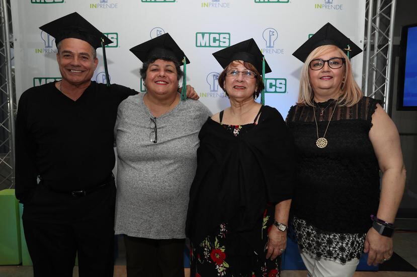 Desde la izquierda: José Carlos Cruz, Waleska Vázquez, Elsa Robles y Lourdes Abellas culminaron el programa “Nunca es tarde para emprender” y lanzaron sus ideas de negocio.