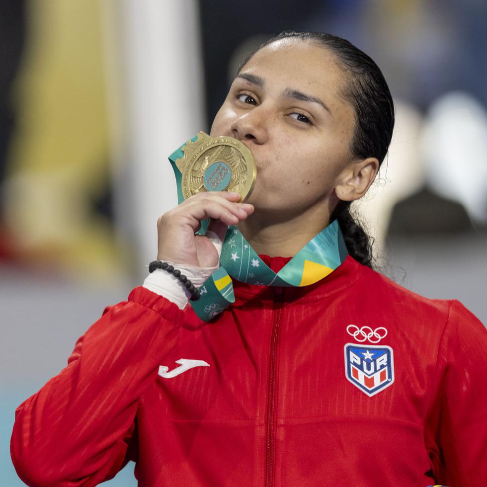 Janessa Fonseca besa su medalla de oro en los -61 kilogramos.