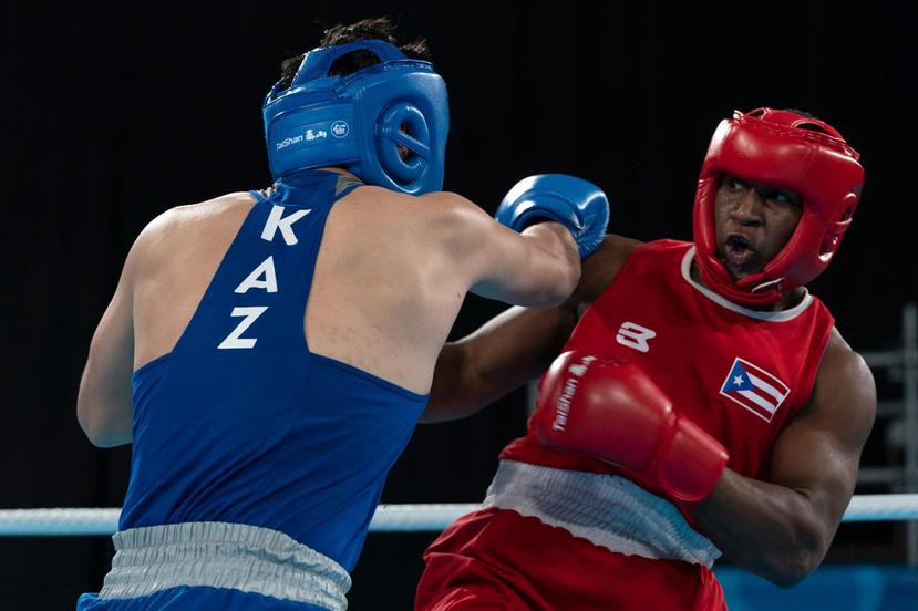 Alvin Canales elude un golpe del kazajo Aibek Oralbay, quien es el campeón mundial juvenil en los 91 kilogramos. (Copur / Víctor Straffon)
