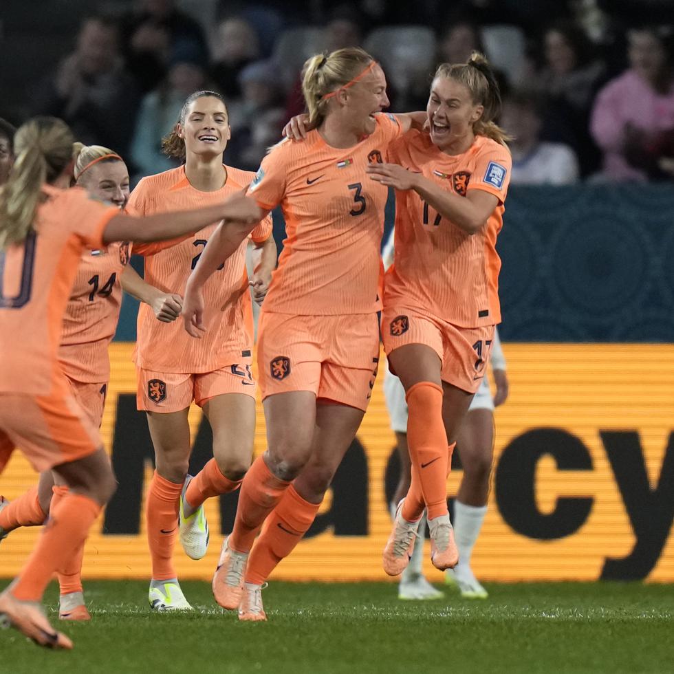 La holandesa Stefanie Van der Gragt (3) celebra con sus compañeras tras anotar en la primera mitad del Grupo E del Mundial de la FIFA entre Holanda y Portugal en Dunedin, Nueva Zelanda.