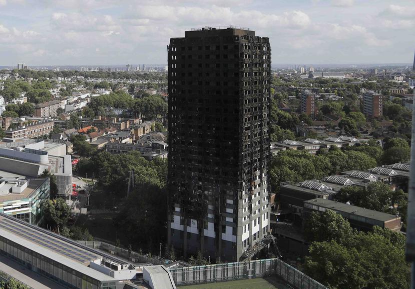 El incendio, de enormes dimensiones, se declaró en una torre del oeste de Londres de 24 plantas en la que vivían entre 400 y 600 personas. (AP)