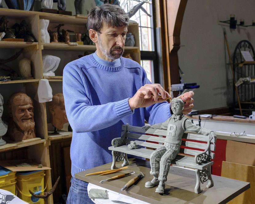 El escultor Valery Mahuchy trabaja en una versión de arcilla de la estatua. (AP)
