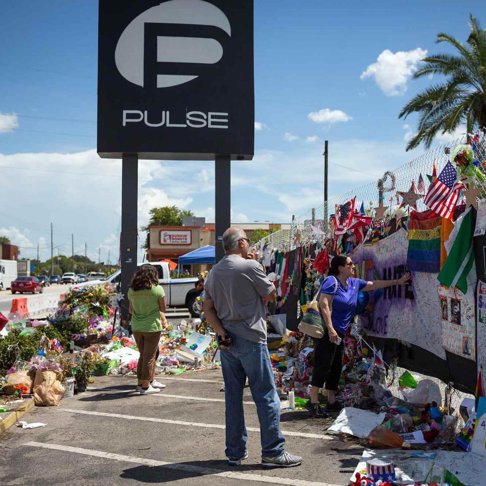 Tras el ataque ocurrido hace cinco años, los ciudadanos rindieron homenaje a las víctimas en los alrededores de la discoteca Pulse.