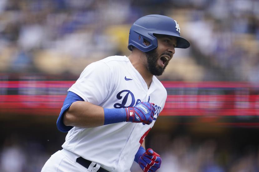 Edwin Ríos, de los Dodgers de Los Ángeles, reacciona cuando rodea la primera base después de su jonrón solitario durante la quinta entrada del partido contra los Braves.