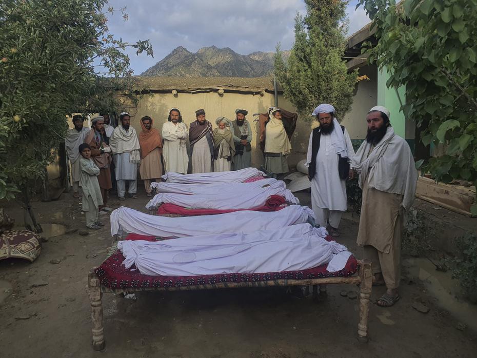 Hombres alrededor de algunos de los fallecidos en el sismo que sacudió Afganistán, el jueves, 23 de junio de 2022.