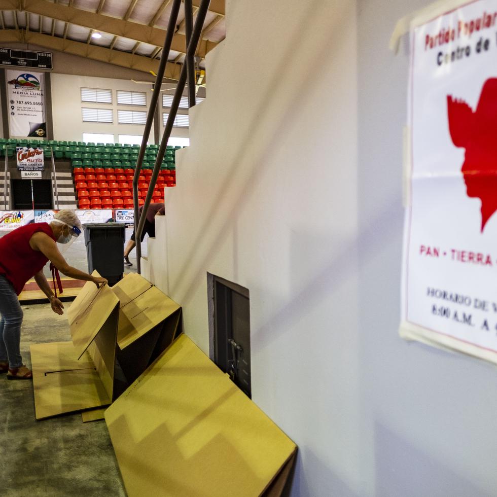 Funcionarios del Partido Popular Democrático (PPD) durante los trabajos de cierre del colegio electoral establecido en el Auditorio Municipal de Comerio en el segundo domingo de primarias del país.