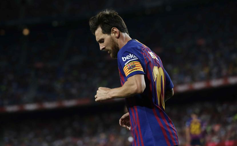 Lionel Messi mira hacía abajo durante el juego. (AP)
