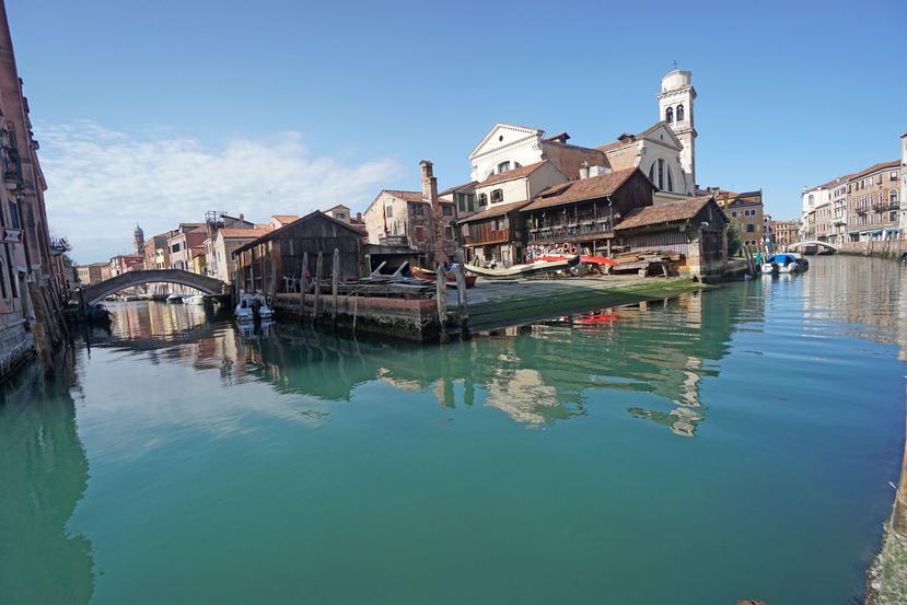Vista panorámica de canales internos en el centro histórico de Venecia (Italia).