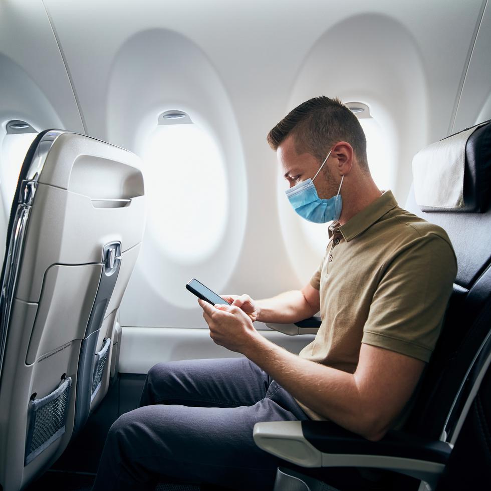 Las mascarillas son necesarias porque es posible que los viajeros no puedan mantenerse a una distancia de 6 pies en aviones y autobuses, dicen los CDC. (Shutterstock)