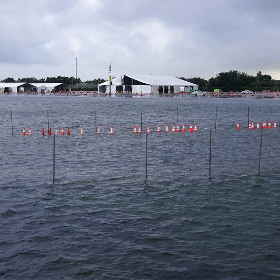 El estacionamiento del Hard Rock Stadium se inundó con el paso de la tormenta tropical Eta en Miami Gardens, Florida.