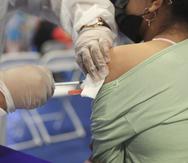 ”El virus sigue con nosotros y las vacunas previenen los casos severos y las muertes”, declaró en una rueda de prensa en Ginebra la jefa de la célula técnica anticovid de la OMS, María Van Kherkove.